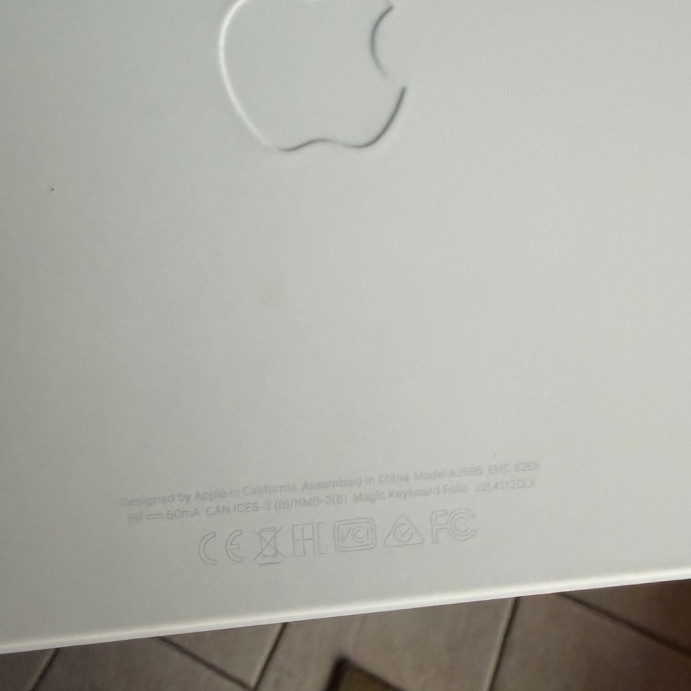Apple Magic Keyboard for iPad 10th Gen. - Picture 4 of 6